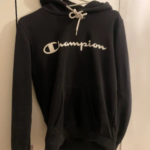 Hoodie - Storlek XS, använd men i fint skick. Märke champion 