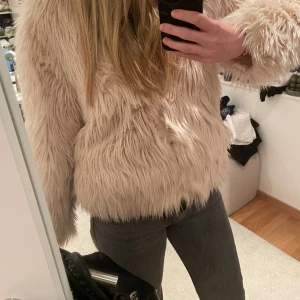 Pälsjacka  - Säljer denna pälsjacka från hm. Jätte bra material och väldigt skön päls! Den är i storlek S men passar mig som är en M