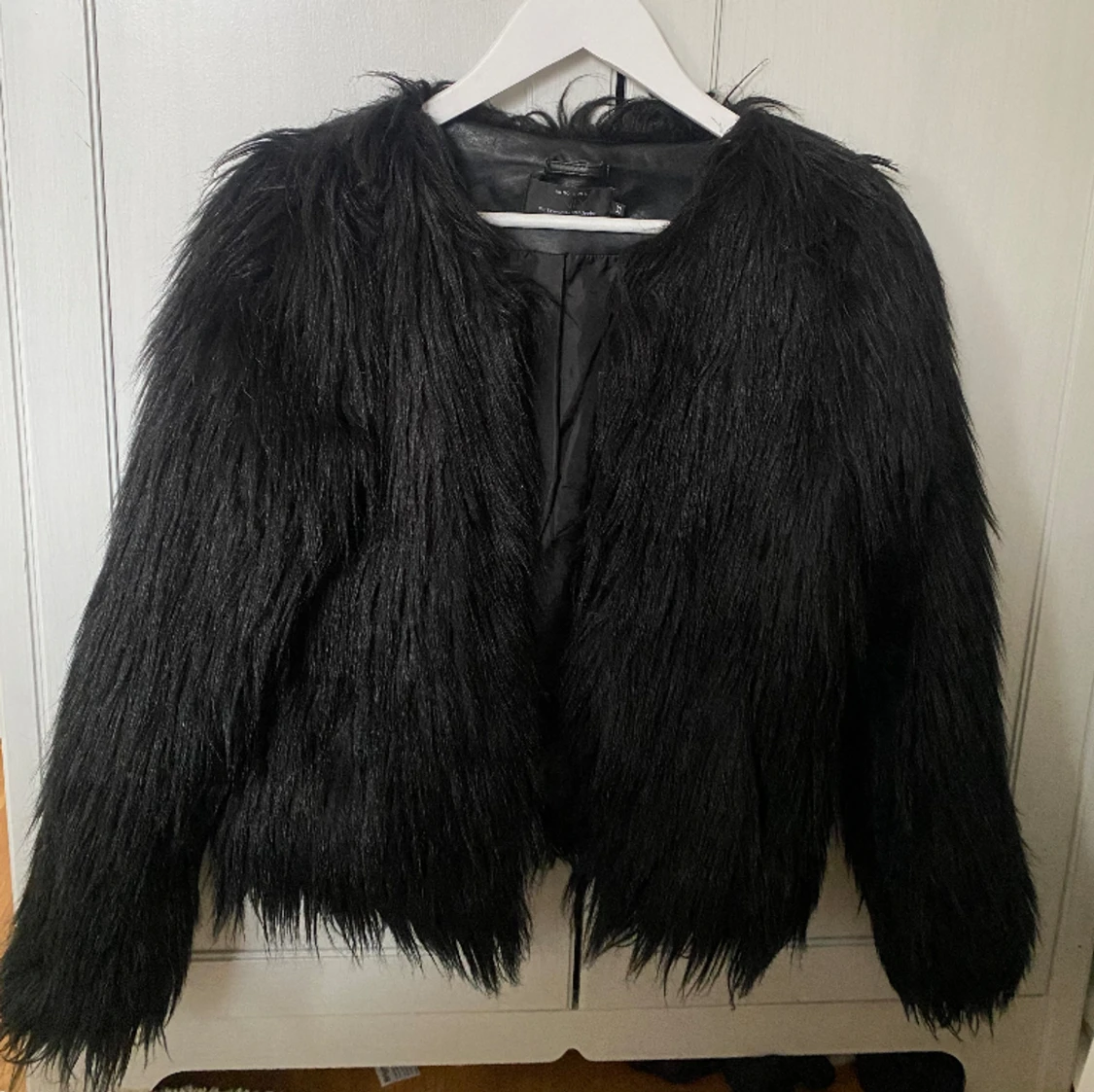 Svart pälsjacka!