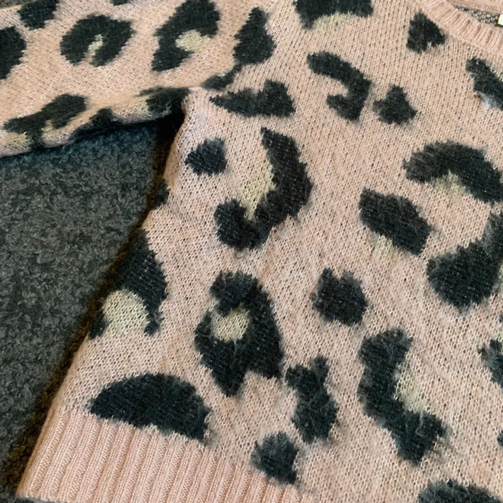 Fin leopard tröja som är använd ett fåtal gånger. Säljer tröjan pga att den är för liten. Köpt på Kappahl och den är i storlek 146-152. Jag som har storlek S skulle säga att den passar xs-xss. . Stickat.