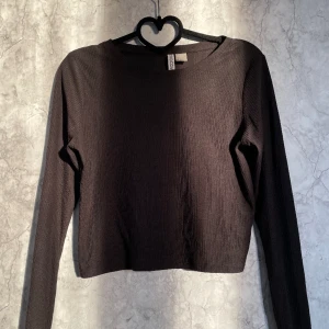 Tröja  - En fin tröja, inte genomskinlig och har använts några gånger 