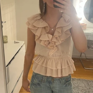 Volangtopp  - Jättesöt volangtopp/blus! Storlek 34/S, söt rosa/beige färg💞