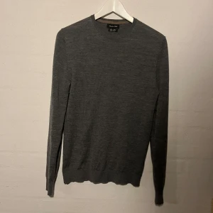 Massimo Dutti Merino ull tröja - Limited availability, so don't hesitate to make it yours today! Contact us for more details or to place your order.  Brand: Massimo Dutti Item: Merino Wool Sweater Color: Grey/Grå Material: Merino Wool Size: S fits S/M Condition: 8/10 very good conti