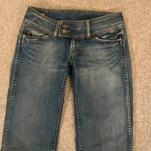 Bootcut lowwaist jeans  - As snygga unika bootcut jeans! Innerbenslängd 83cm, midjemått tvärs över 38cm! 🩷🩷🩷Skriv för mer bilder!!