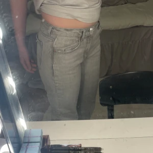 Lågmidjade Jeans! - Säljer dessa Jeans från Gina Tricot. Säljer pga att det har blivit för små och dom inte kommer till samma använding längre. Bra skick. Köpte för 499 och säljer nu för 170 ink frakt. Hör av dig vid frågor❤️