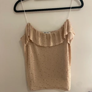 gullig topp - en topp med guld stjärnor på💗storlek 38, mkt fint skick💕gullig till sommaren 