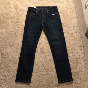Slim jeans från Levis 502 Passar även om man vanligtvis har 30 i längd Skick 9/10 använda några enstaka gånger Nypris 1200:-