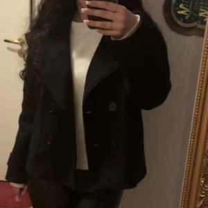 DesignBySi kappa  - Säljer denna designbysi kappa i svart då den inte kommer till användning, jackan har inga defekter så men är nopprig, men kan skicka med en liten maskin man tar bort sånt med som ingår i priset. Skriv för fler bilder! 