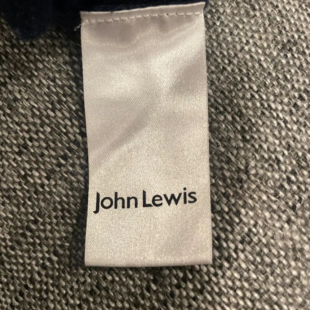 Säljer nu denna sjukt snygga halfzip från John Lewis i grymt bra skick. Den är i storlek L. Referens- killen på bilden är 188 och väger 75 kg! Hör gärna av dig vid frågor och funderingar 😃. Tröjor & Koftor.