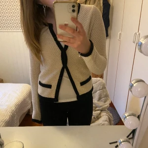 Snygg kofta med knappar  - Ass snygg kofta som tyvär inte har kommit till användning💕den har så fint tyg med glitter i och passar till allt💕väldigt bra skick😻