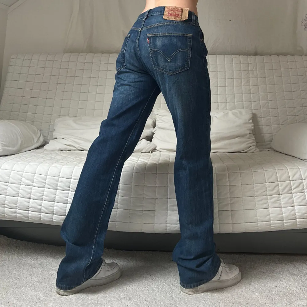 Midja: 86cm✨Innerben: 86cm✨Storlek: W34L34 (passar ungefär M)✨Jag på bilderna är 172cm lång och brukar ha storlek 38🫶. Jeans & Byxor.