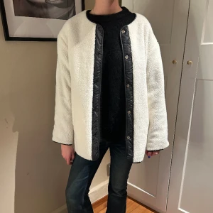 Teddy jacka  - Såå snygg jacka som kan bli en vanlig dun jacka men även en Teddy jacka🤩