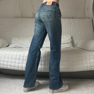 Levis 501 Jeans - Midja: 82cm✨Innerben: 80cm✨Storlek: W30L34 (passar ungefär S)✨Jag på bilderna är 172cm lång och brukar ha storlek 38❤️OBS! Ett ungefär 2cm långt hål i skrevet, syns bara i bild 3💕