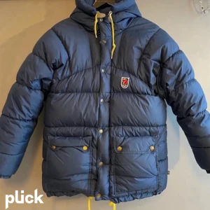 FJÄLLRÄVEN MÖRKBLÅ  - Säljer min mörkblåa fjällräven jacka i storlek XS, men den passar som S-M!💘 Gamla modellen, nyskick! ❤️ Nypris: 8000kr  Säljer för: 4900kr