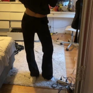 Lågmidjade kostymbyxor - Säljer nu dessa lågmidjade kostymbyxor då jag inte använder de längre. Storlek 42 men passar dom som har 38 då jag vanligtvis har de.