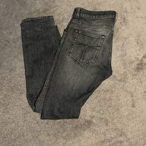 Tiger of sweden jeans i bra skick. Köpa på NK för 1600. Storlek 31-32. Skicket är typ 8/10.  Hör av er om ni har frågor