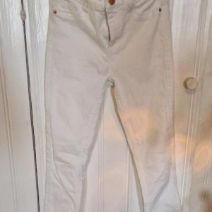 Jeans skinny Molly  - Molly jeans från gina tricot , dottern fick dom men är inte använda då hon inte använder skinny jeans längre. I bra skick. För mer bilder tveka inte att höra av er eller om ni har andra frågor ⭐️