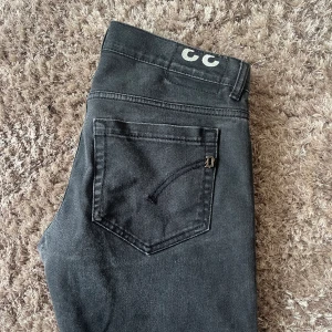 Dondup geroge - Tjena säljer nu dessa dondup jeansen i den populära modellen geroge! Skicket är 7,5/10 då de är lite slitningar i skrevet! Syns dock inte vid användning. Storleken är 33 och skulle säga att de passar 185-197!  Hör av dig vid eventuella frågor!🙌