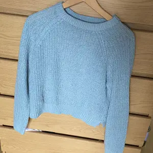 Fin stickad tröja från Vero Moda💙 Köpt för cirka två år sedan och är i rätt fint skick bortsett från att den är lite nopprig🤍