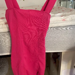 Rosa klänning - Rosa, kort och tajt klänning ifrån h&m. Storlek Xs, väger 118 gram så frakten blir 54 kr🫶🏼