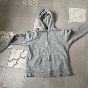 Ralph lauren zip hoodie - Raloh lauren zip hoodie med 2 små hål på baksidan i kantenlängst ner