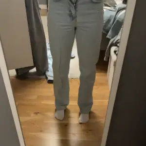 Raka jeans ifrån Gina tricot. Jättefin färg och väldigt sköna. Medel höga i midjan men kan lätt sy om de till lågmidjade om man vill💕 Priset kan diskuteras