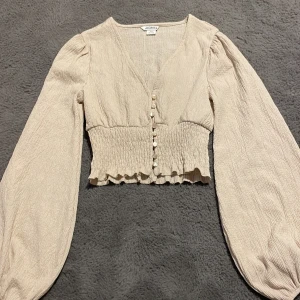 Monki blus - Säljer min Monki blus då jag inte får någon användning av den längre💕Den har en liten sminkfläck på baksidan men ingenting som syns jättemycket💕 Köparen står för frakten😊