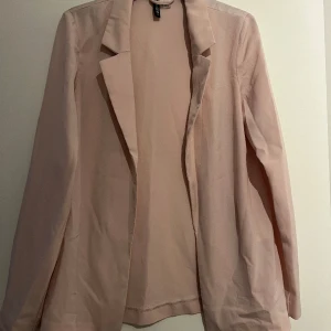 Tunn kavaj XS rosa - En tunn kavaj från H&M i storlek XS som har slits i ärmarna och en fin krage. Den är i en gammelrosa färg, väldigt fin💗 sparsamt använd 
