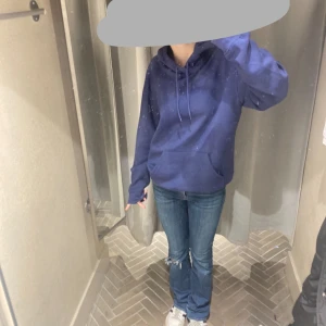 Blå hoodie!! - Hoodie Manstorlek strl S men funkar som M/S beroende på preferenser