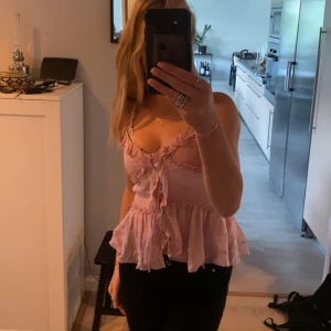 Topp - Säljer min superfina topp från zara!! Jättesnygg till allting, speciellt nu till våren & sommaren🥰tryck på köp nu eller hör av er via frågor! 