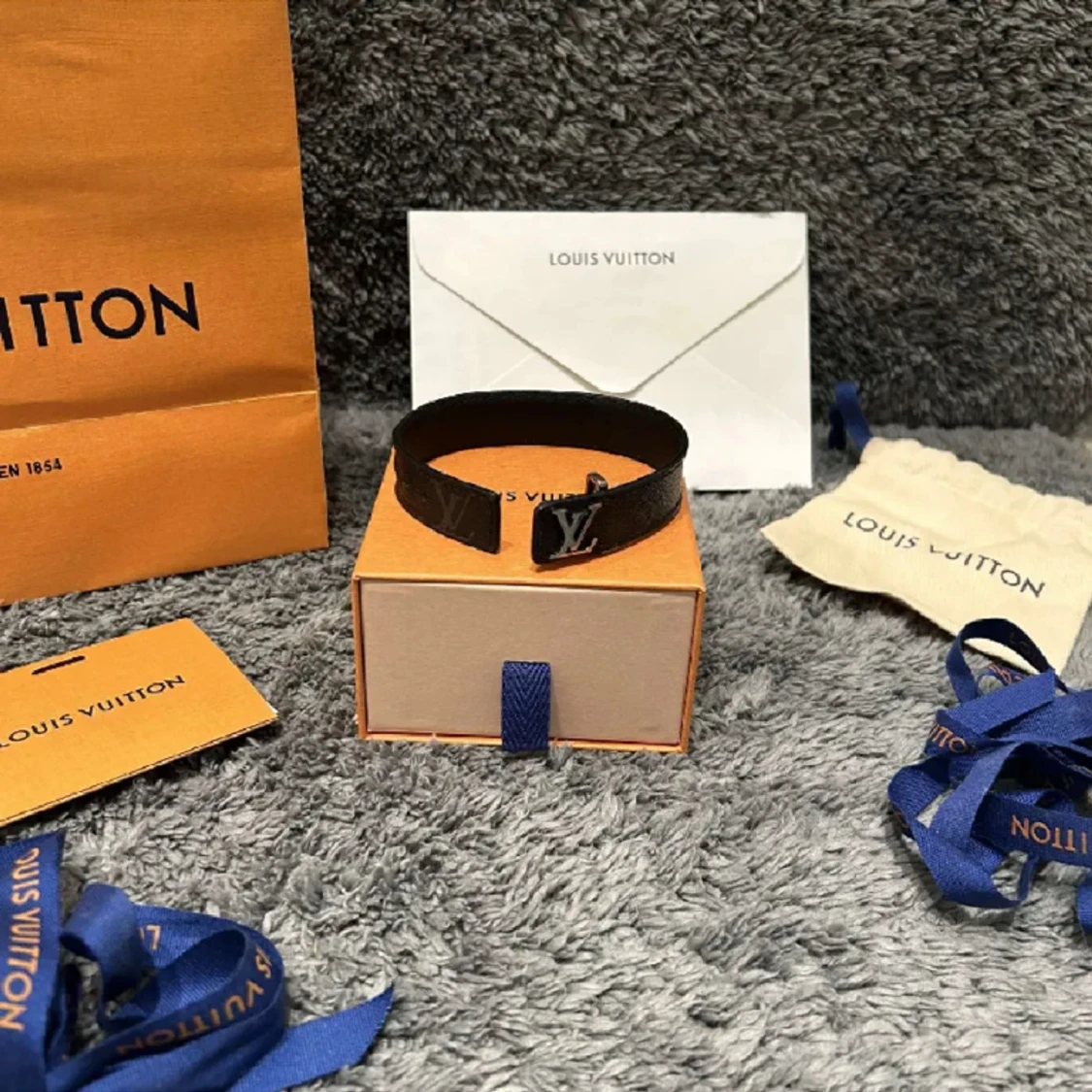 Lv armband och stickad tröja 