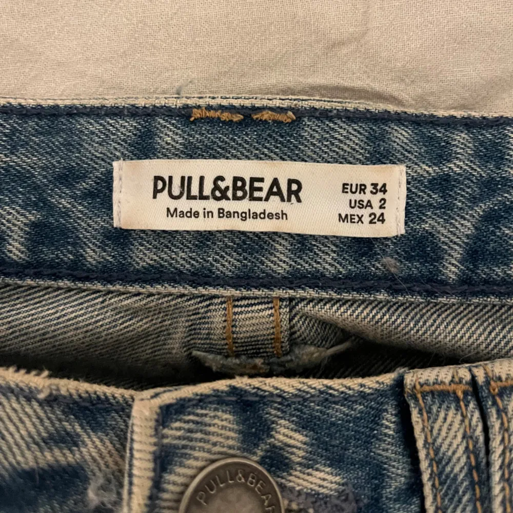 Säljer dessa lågmidjade jeansshorts från Pull&bear. Använd få gånger och ser precis ut som nya💓 Pris kan diskuteras!. Shorts.