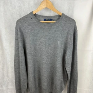Grå Ralph Lauren tröja  - Jätte litet hål vid halsen. Storlek M