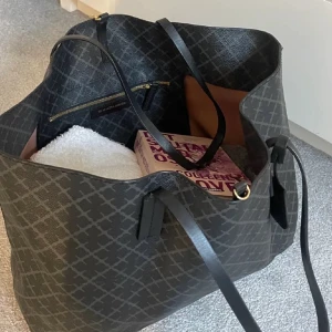 Malene Birger väska  - Säljer min liknande malene birger väska i grå/svart då den tyvärr inte kommer till användning. Väldigt god skick, kom privat för flera bilder 💕 (lånad bild) Tryck gärna inte på ”köp nu” innan vi har kommit överens 🫶🏻