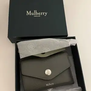 Mulberry envelope logo Wallet i grå med silver detaljer och brun insida.  Många fack för både sedlar, mynt och kort.  Fint använt skick, lite skav på insidan och på märket Nypris ca 3400:- OrginalBox medföljer  Skicka meddelande för mer info/ bilder
