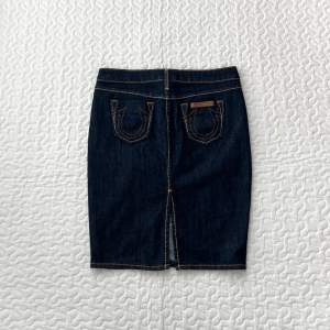 Lågmidjad vintage jeanskjol från true religion i storlek W27, midjemått: 81cm längd: 52cm 💕