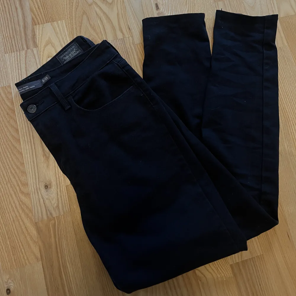 Svarta skinny Levis jeans, stl. 8/29. Knappt använda. . Jeans & Byxor.