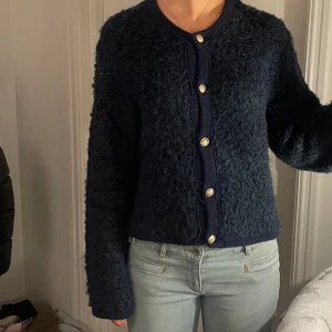 Stickad kofta - Marinblå kofta med guldknappar. Från gina i storlek m. 350kr💕