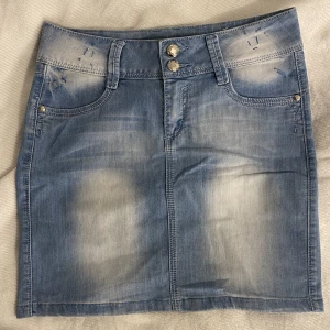 Jeanskjol - Jeanskjol från gourd jeans, väldigt bra skick. Storlek 29, passar mig som har S 