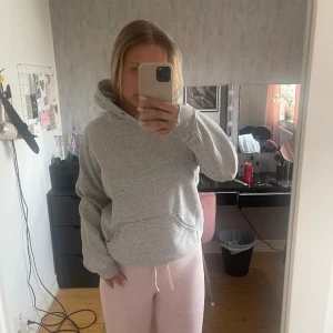 Grå hoodie - Bra skick, små deafaults men inget märkbart, finns inga snören till