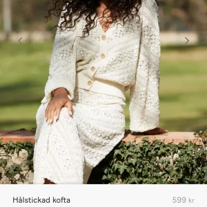 SVART stickad kofta med knappar - Stickad tröja från indiska säljs inte längre i den svarta färgen. Super söt, går även att bära åt båda hållen🔥🤩