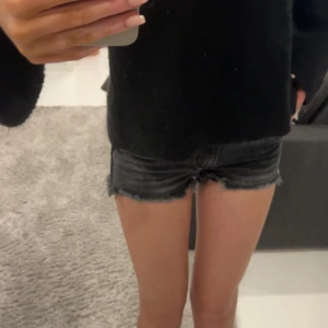 Shorts  - Säljer dessa jätte fina shorts får Young gina i storlek 146, dom är klart aldrig använda och är ju fint skick. Skrev provet för mer frågar eller bilder 
