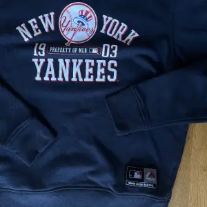 New York Yankees sweatshirt , i använt men fint skick!  Det står att det är storlek L men skulle säga att den är väldigt liten i storlek, mer som en S kanske M :)