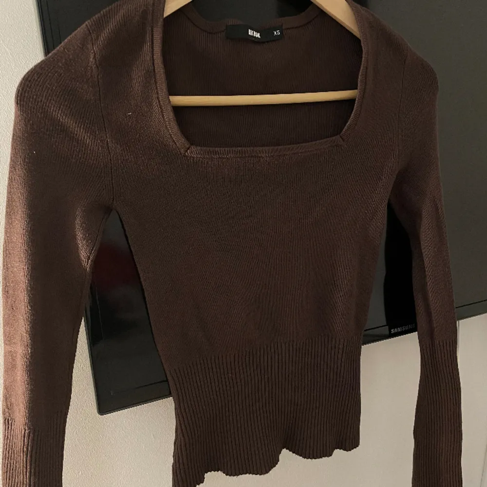 Säljer denna super söta bruna tröjan från Bikbok! Använd väldigt sparsamt, väldigt bekvämt och stretchigt material🩷. Tröjor & Koftor.