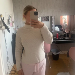 Ribbad polo - Bra skick men kommer inte till användning och ganska tunn i materialet