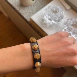 Balenciaga armband  - Jättefint skick! Använt några fåtal gånger bara.  Köpt nytt av mig på Nathalie Schuterman, har inte kvitto men orderbekräftelse kvar.  Storlek S.