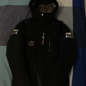 Sail Racing Vinterjacka  - Sail Racing Glacier Bay down parka Storlek S, passar mig perfekt som är 1,80 och 70kg  Ny Vinterjacka Herr till salu. Den är helt ny, fräsh och felfri. Passar perfekt till vintern, klarar alla väder!  Ny pris 7 990kr, gå ner i pris vid snabb affär.