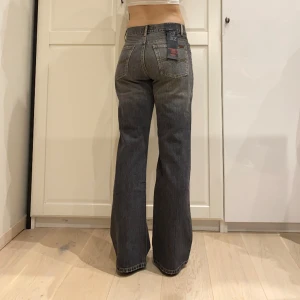 mid waist bootcut jeans i grå wash från Blend💕 - nya med lappen kvar! midja 38 cm rakt över o innerben 80 o grenhöjd va 23 cm cm ja e 170 för referens 