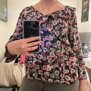 Blommig blus🌸 - Fin blommig blus med öppen rygg🌸