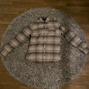 Overshirt Jack&Jones - Overshirt från jack&jones Storlek S Nypris 599kr Använd cirka 3 gånger så i nyskick.